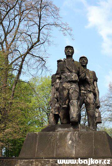 Pomn�k na m�stn�m h�bitov� pat�� hav���m, kte�� polo�ili sv�j �ivot na �acht� Doubrava