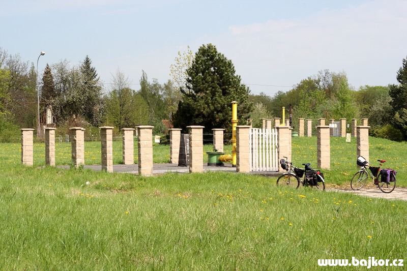 Z�statek po �acht�ch ve form� betonov�ch desek.