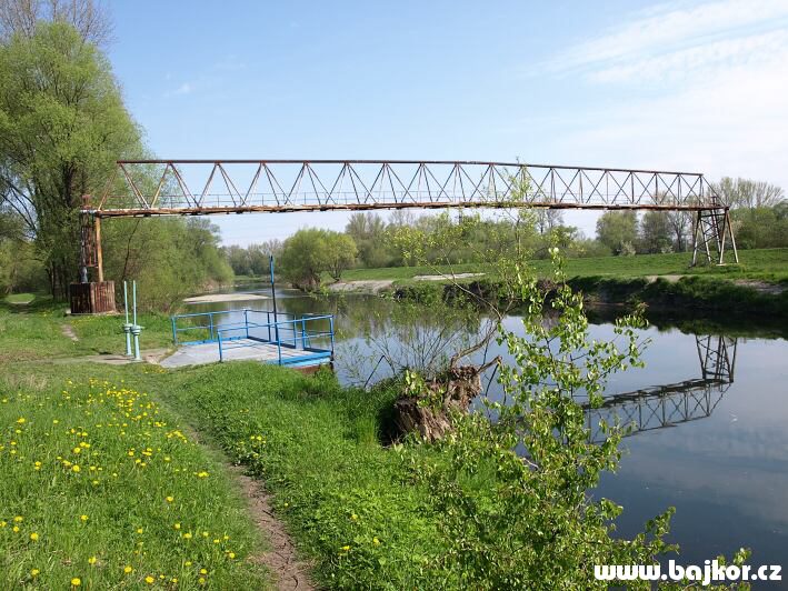 Tady kdysi byla l�vka p�es �eku, kterou v�ak vzala velk� voda