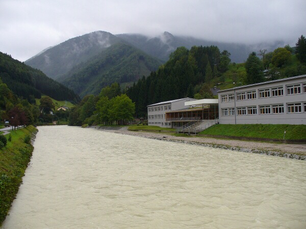 Tato �kola byla p�i povodn�ch zatopen� a� po st�echu!