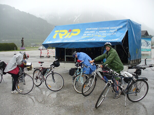 Jen p�r jedinc� se odv�ilo vyjet v tomto po�as� na kolech.