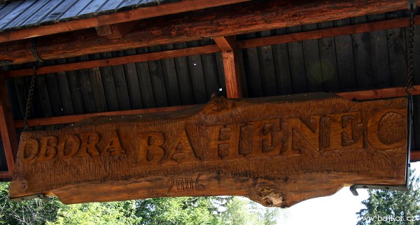 Stylov� vstupn� br�na do obory