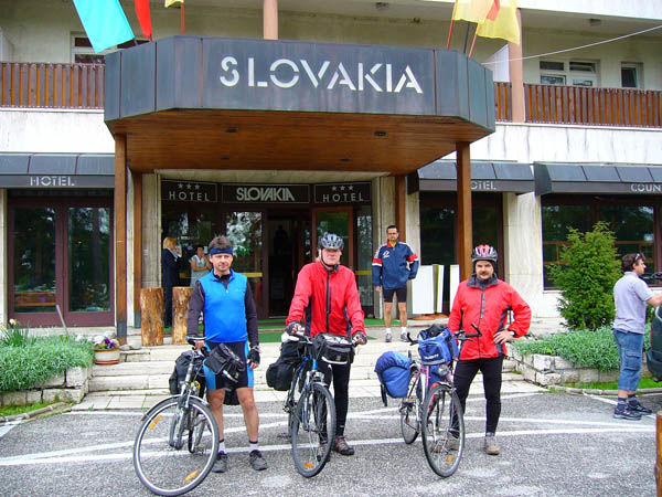 U na�eho hotelu p�ed odjezdem