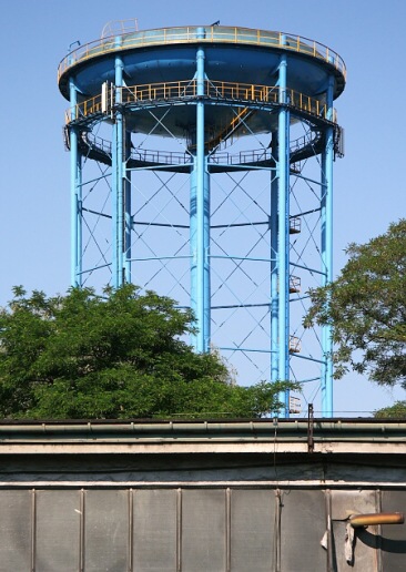 Tento vodojem mi p�ipom�n� l�taj�c� tal��