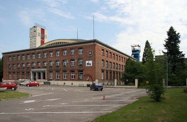 Soci�ln� budova vypad� zaj�mav�