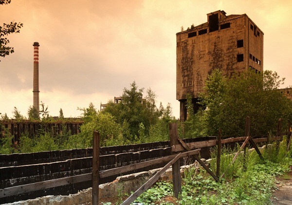 Emotivn�j�� pohled na trosky kdysi obrovsk� fabriky