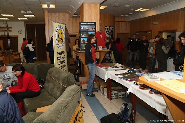 Ve vestibulu bylo �ivo, st�nek Kudrny