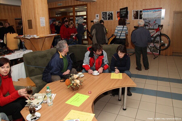 N�v�t�vn�ci m�li mo�nost vyu�it� i bufetu - studov�n� j�deln�ho l�stku