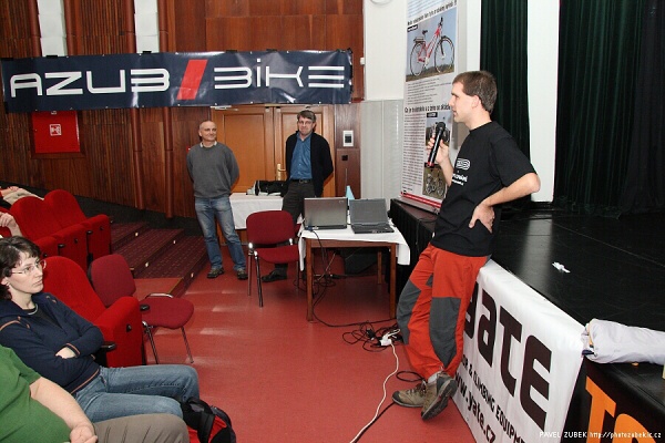 Martin p�edstavuje ��astn�ky akce Kordillery