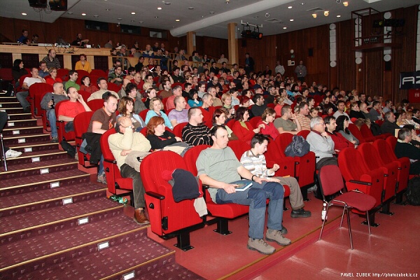 S�l byl napln�n a� po okraj!