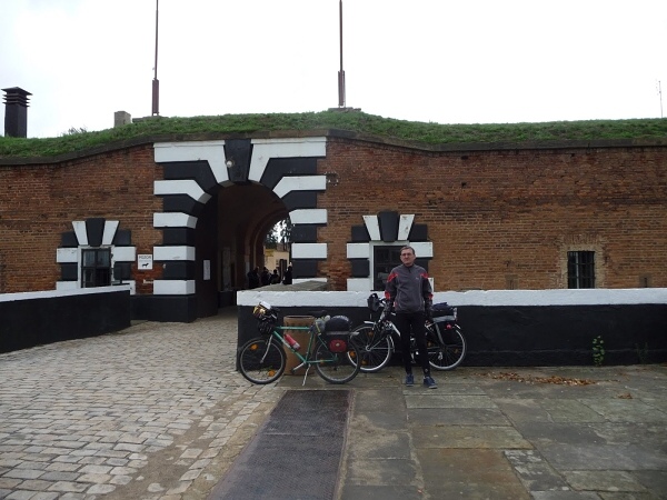 Na kole s br�chou do Hamburgu