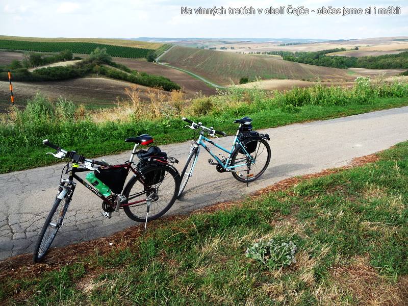 Na kole kolem vinohrad�