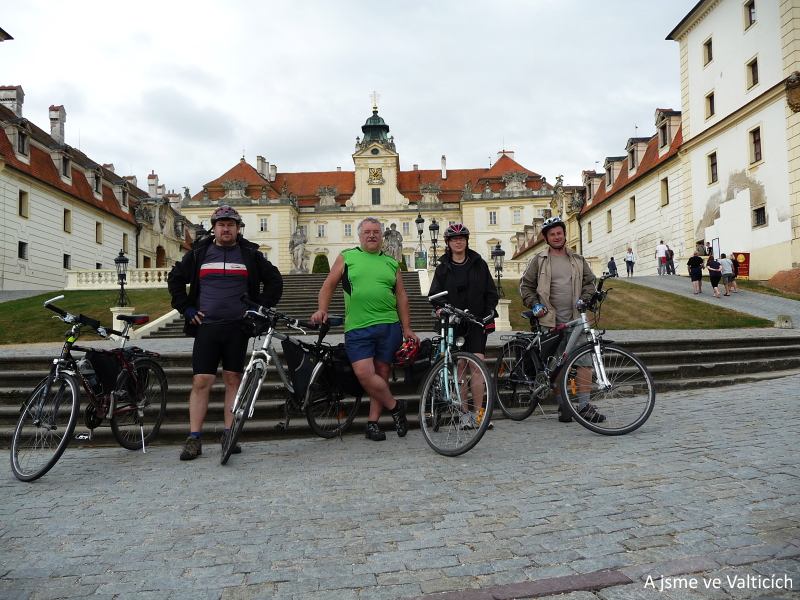 Na kole kolem vinohrad�