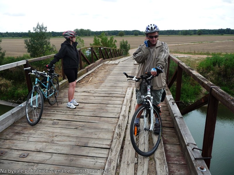 Na kole kolem vinohrad�