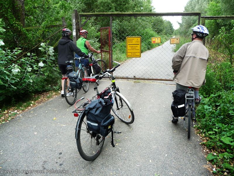 Na kole kolem vinohrad�