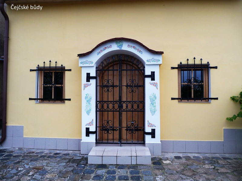 Na kole kolem vinohrad�