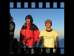 Svtnm se kochme u na vrcholu. Je 1.z 2005 7:30 hodin. Jsme na vrcholu Mt. Blanc ve vce 4807 m.n.m.. Pobvme tu asi 15 minut. Je tu zima(-10C) a pern fouk! Rychle zptky!   